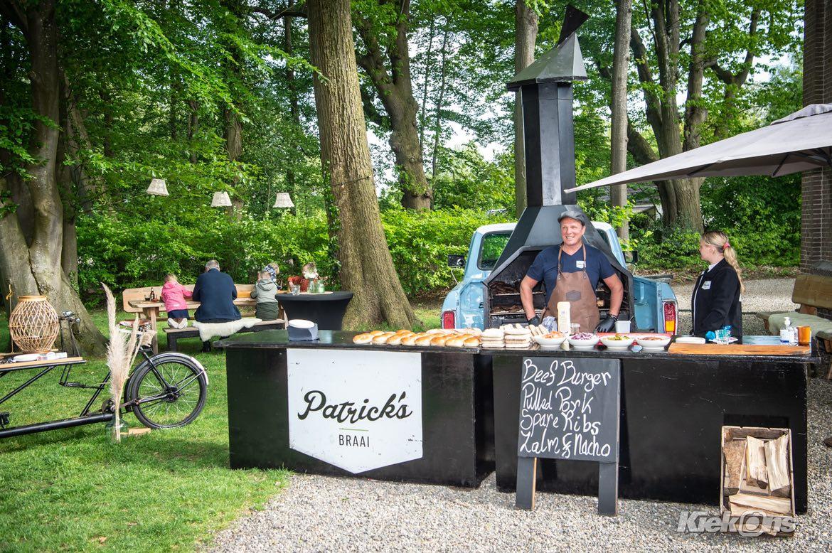 De Ford F150 met de braai en een gedekte toonbank tussen de bomen