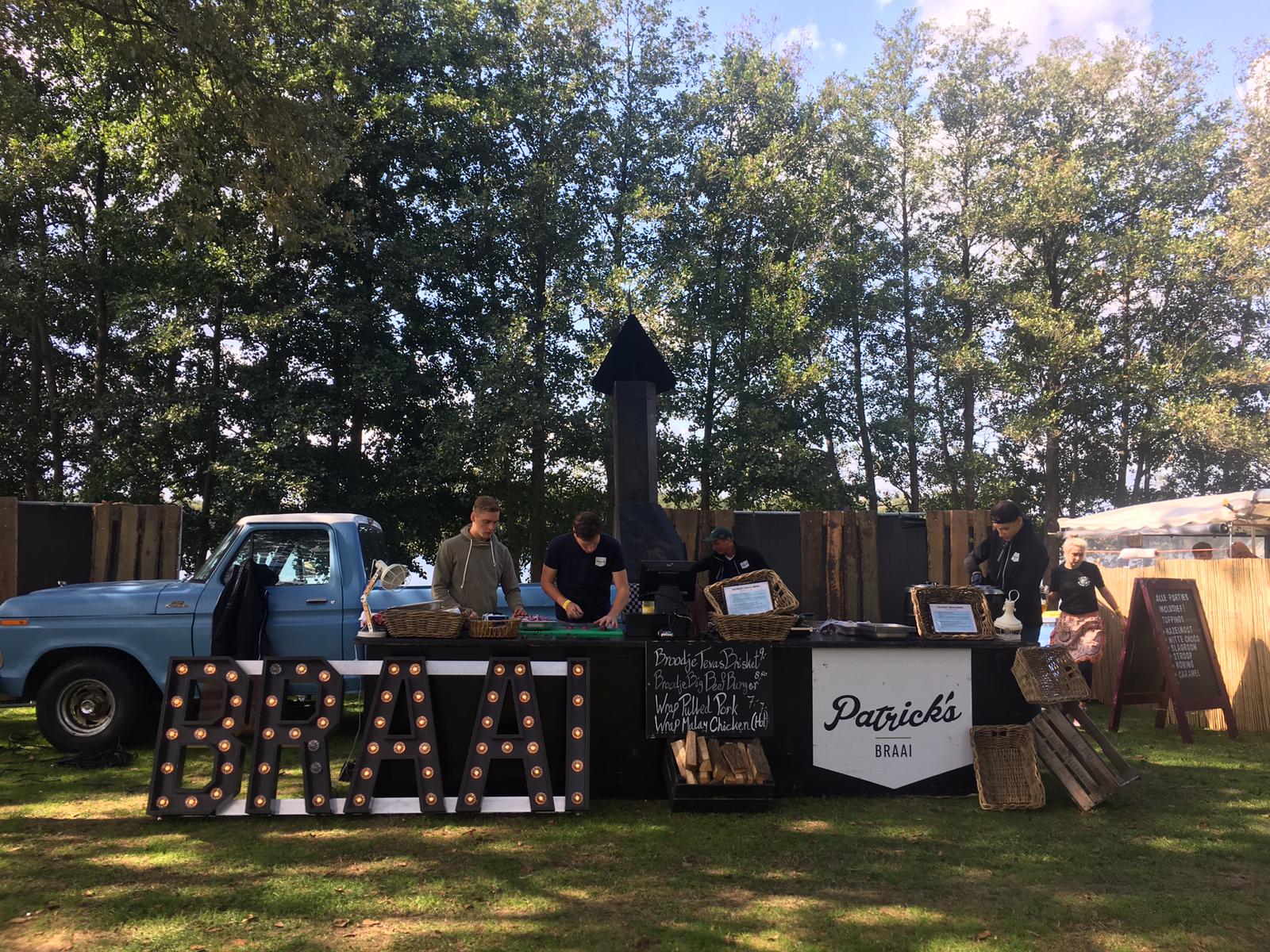 Patrick's BRAAI tussen de bomen: de Ford F150, lichtletters BRAAI en de ploeg achter de toonbank